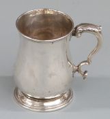 Victorian hallmarked silver baluster shaped tankard, London 1876 maker John, Edward, Walter & John