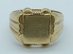 A 9ct gold signet ring, 8.3g, size S