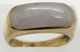 A 9ct gold ring set with quartz, 4g, size P