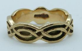 A 9ct gold ring with a twisted design, 3.9g, size O/P
