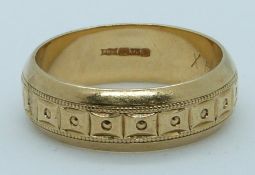 A 9ct gold wedding band/ring with textured design, 7.2g, size T