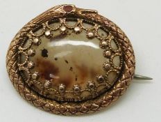 Victorian brooch set with an agate plaque within a snake/ serpent border, 2 x 1.8cm