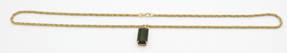 An 18ct gold textured necklace with a tourmaline pendant, 12.8g