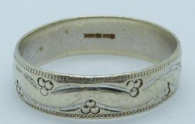 A 9ct white gold ring with engraved decoration, 2.2g, size N