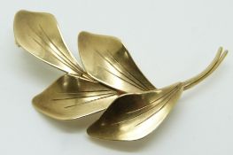 A 9ct gold leaf brooch / pendant, 3.8g