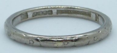 An 18ct white gold ring/ wedding band stamped Bravingtons, 3.1g, size M/N