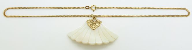 A 9ct gold necklace and a mother of pearl pendant, 3.6g