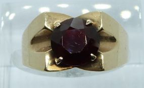A 9ct gold ring set with a garnet, 4.2g, size N