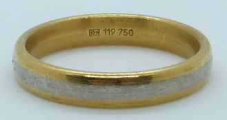 An 18ct gold bi-coloured wedding band/ ring, 7.9g, size W