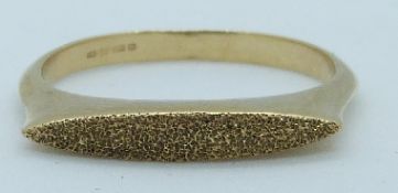 A 9ct gold retro ring with textured finish, 1.9g, size O/P