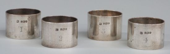 Edward VII set of four numbered hallmarked silver napkin rings, London 1906 maker Pearce & Sons,