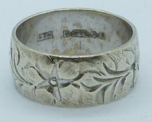 A 9ct white gold ring with floral decoration, 4.5g, size L