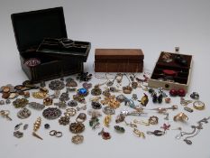 A collection of jewellery to include agate, vintage brooches, vintage buttons etc