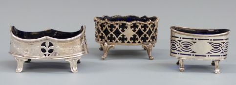 Three Georgian and later hallmarked silver open salts with blue glass liners, London 1802, 1853