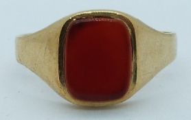 A 9ct gold signet ring set with agate, 2.4g, size N