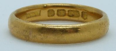 A 22ct gold wedding band, London 1955, 5g, size K