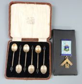 Cased set of six hallmarked silver coffee bean spoons and silver gilt enamelled masonic jewel,