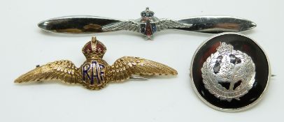 A 9ct gold RAF sweetheart brooch (2g), a tortoiseshell Queen's Own Worcestershire Hussars brooch,
