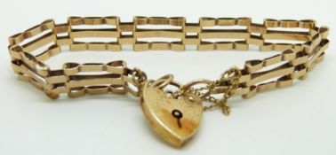 A 9ct gold gate bracelet with heart clasp, 8g