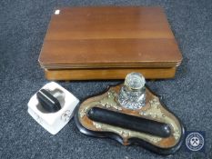 A mahogany canteen of Flexfit cutlery, a Wade ashtray,