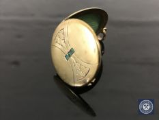 An antique yellow metal locket set with emeralds, 5.8g.