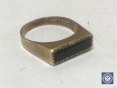A 9ct gold ring set with black onyx, 3.7g.