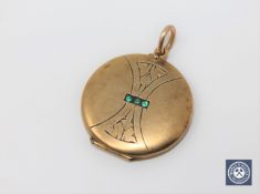 An antique yellow metal locket set with emeralds, 5.8g.