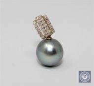A 14ct yellow gold diamond and pearl pendant featuring 1 cultured Tahitian pearl with 29 round