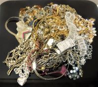 A bag of costume jewellery (Q)