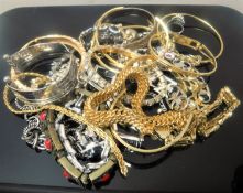 A bag of costume jewellery (Q)