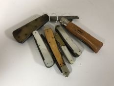 An early 19th century horn handled fleem pocket knife,
