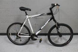 A gent's Giant mountain bike