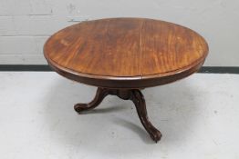 A Victorian mahogany circular dining table