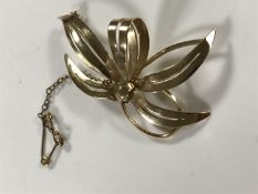 A 9ct gold bow brooch, 3.7g.