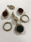 A 14ct gold pendant modelled as a pineapple (7.