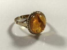 A 9ct gold amber ring, 2.9g, size N.
