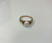 A 9ct gold pearl ring, 3.3g, size N.