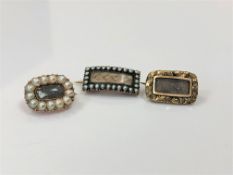 Three gold Georgian memoriam brooches (3)