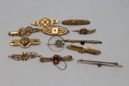 A good collection of 18ct and 15ct gold brooches CONDITION REPORT: 18ct - 3.3g.