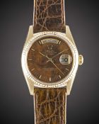 A GENTLEMAN'S 18K SOLID GOLD ROLEX OYSTER PERPETUAL DAY DATE WRIST WATCH CIRCA 1991, REF. 18038 WITH