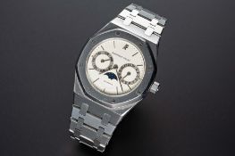 A RARE GENTLEMAN'S STAINLESS STEEL AUDEMARS PIGUET ROYAL OAK CALENDAR MOONPHASE BRACELET WATCH CIRCA