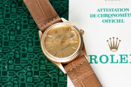 A GENTLEMAN'S 18K SOLID GOLD ROLEX OYSTER PERPETUAL DATE WRIST WATCH CIRCA 1990, REF. 15238