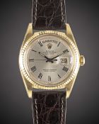 A GENTLEMAN'S 18K SOLID YELLOW GOLD ROLEX OYSTER PERPETUAL DAY DATE WRIST WATCH CIRCA 1974, REF.