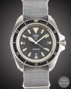 A GENTLEMAN'S STAINLESS STEEL BRITISH MILITARY ISSUED CWC QUARTZ ROYAL NAVY DIVERS WRIST WATCH DATED