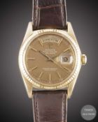 A GENTLEMAN'S 18K SOLID YELLOW GOLD ROLEX OYSTER PERPETUAL DAY DATE WRIST WATCH CIRCA 1974, REF.