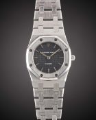 A LADIES STAINLESS STEEL AUDEMARS PIGUET ROYAL OAK BRACELET WATCH CIRCA 1980s, WITH DARK GREY
