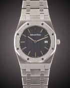 A MID SIZE STAINLESS STEEL AUDEMARS PIGUET ROYAL OAK BRACELET WATCH CIRCA 1990s, REF. 56175ST.OO.