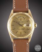 A GENTLEMAN'S 18K SOLID YELLOW GOLD ROLEX OYSTER PERPETUAL DAY DATE WRIST WATCH CIRCA 1974, REF.