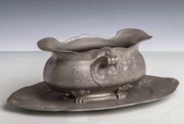 Jugendstil-Sauciere, Kayserzinn, Entwurf Hugo Leven 1896. Auf ovalem Teller. Reliefdekorvon