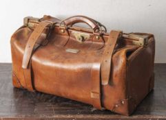 Große lederne Reisetasche, 1. Hälfte 20. Jahrh., Herst. Logo innen: A. Varda Torino,aussen